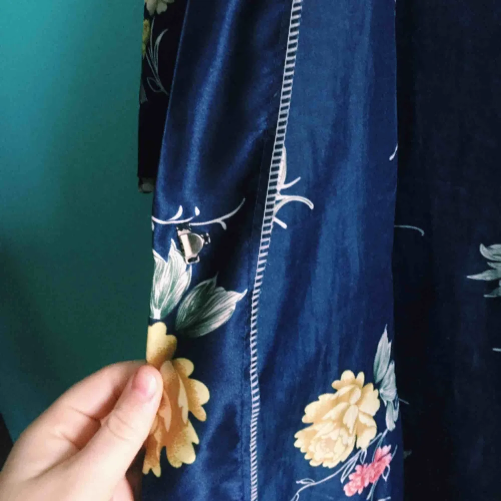 Sååå fin vintage kimono som jag tyvärr säljer då den är för liten för mig. Den går att använda både som morgonrock och snyggt till ett par Jeans och ett linne.   Går att stänga med en metallhylsa och band på insidan.. Övrigt.