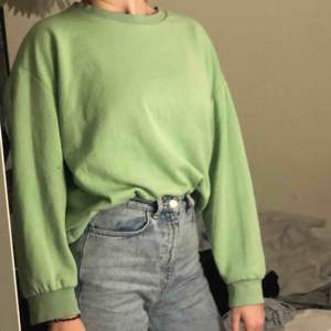 Ish Neongrön tröja från zara. Storlek L men sitter som en M. Väldigt mjuk och skön.  Pm för mer info!! 💚💚