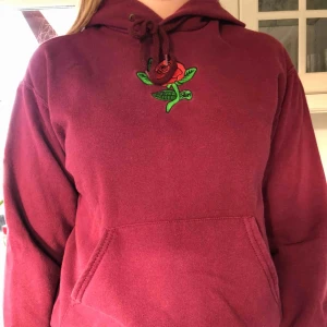  - Snygg vinröd hoodie med en ros inbroderad i mitten av bröstet.🥰