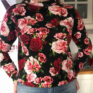 Helt ny hoodie med lappen kvar från Carlings med rosor på. Nyinköpt för 299 kronor. Köparen står för frakt🥰