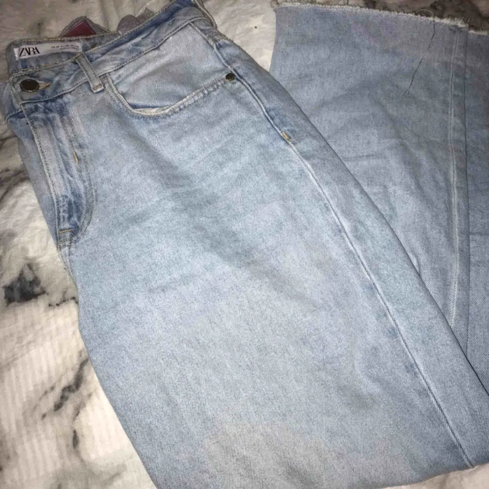 Skit fina jeans från zara , strl :38 , säljer för att det är för stora och kan inte lämna tillbaka , nypris:300 Skriv till mej här eller på insta för bättre bilder, Insta; isabellakarlsson._   . Jeans & Byxor.