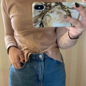  - En ljusrosa tröja från H&M - divided i storlek XS I ett använt skick, men fortfarande superfin! Säljer pågrund utav att den inte kommer till användning! ✨ 100% Bomull  Pris: 60kr