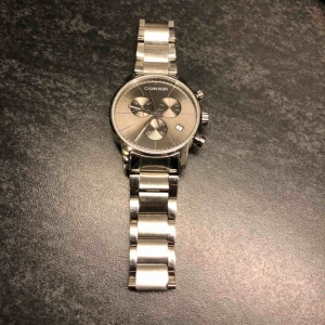  - Hej, säljer min Calvin Klein klocka som har i fint skick.   Nypris runt 3300, säljer nu den för 1550kr.