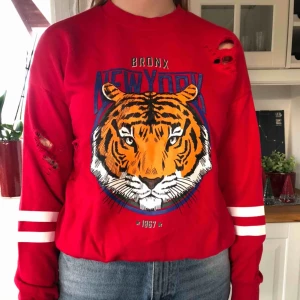  - Sweatshirt från Gina Tricot med snygga slitningar samt tryck på bröstet. Köparen står för frakt🥰