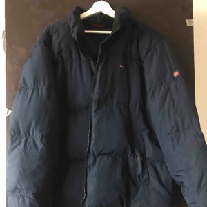  - Säljer den här coola oversized Tommy Hilfiger dunjackan som är köpt på Pop Boutique. Supervarm och gosig men lite för stor för mig! Färgen är rättvis på sista bilden. Bra skick! Kan mötas upp i Lund, möjligtvis frakta men köparen betalar för det! 