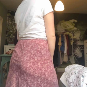  - Fin vintage gammelrosa långkjol med coolt mönster. Jag är 160cm och den går lite över knäna på mig. 