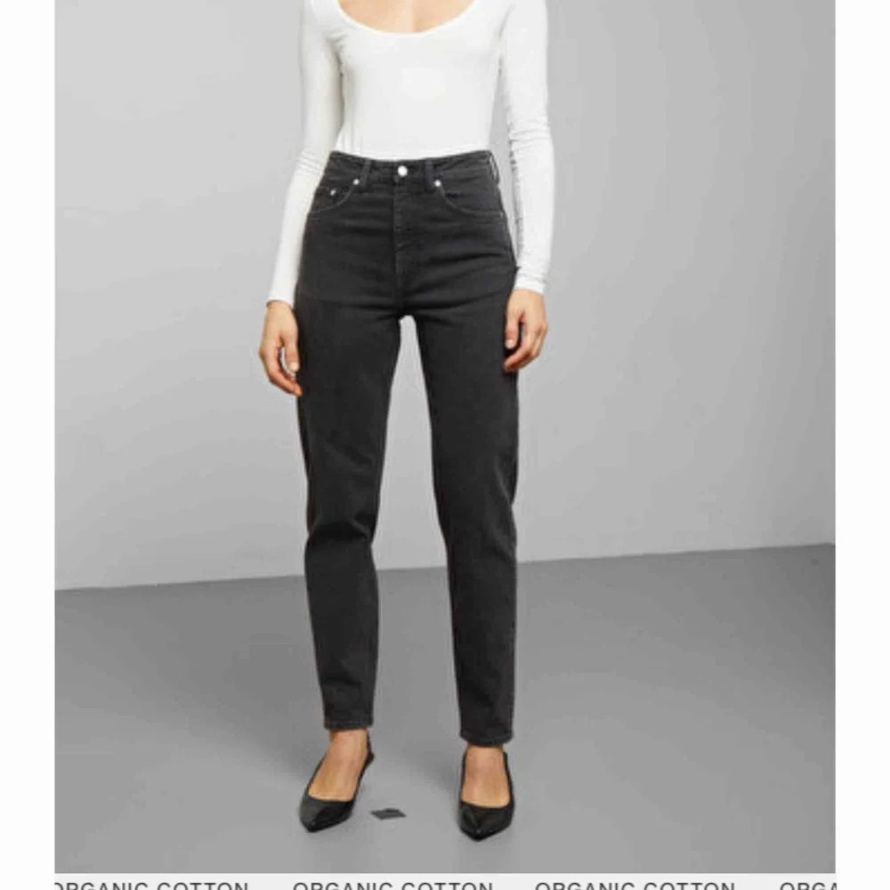 Lash mom jeans från Weekday, aldrig använda! Säljer pga fel storlek. Kan skicka eller mötas i Stockholm!. Jeans & Byxor.