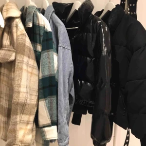  - Super snygg slutsåld lackjacka i XS för  200kr (pris kan diskuteras) Croppad, puffig och behåller värmen bra!  Inge som helst slitage, hål eller liknande på jackan DM vid intresse @lunalofgren 