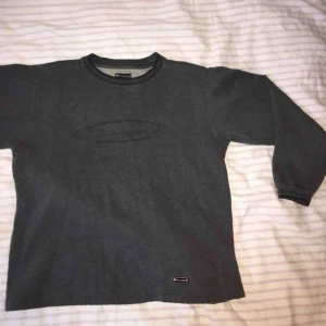  - En champion sweatshirt/hoodie. Köpt second hand och har två små ”repor” vid muddarna men annars i fint skick! Det står att den är i storlek M men jag skulle säga att den mer är i S. 