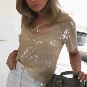  - Sprakande paljetttopp i beige färg. Säljer då den tyvärr aldrig kommit till användning. Köpt här på Plick för någon månad sedan, mycket fin kvalité. Köparen står för frakten ✨ (Bilden är lånad av den före detta ägaren) 