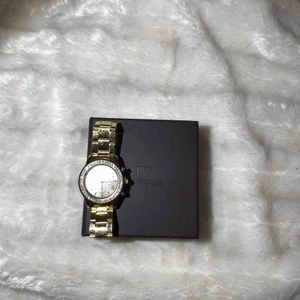  - Fake Daniel Wellington klocka (guld) Ny skick och tappar inte färg lika lätt som andra kopior eftersom ja köpte en lite dyrare kopia (600kr)   FRAKT INGÅR