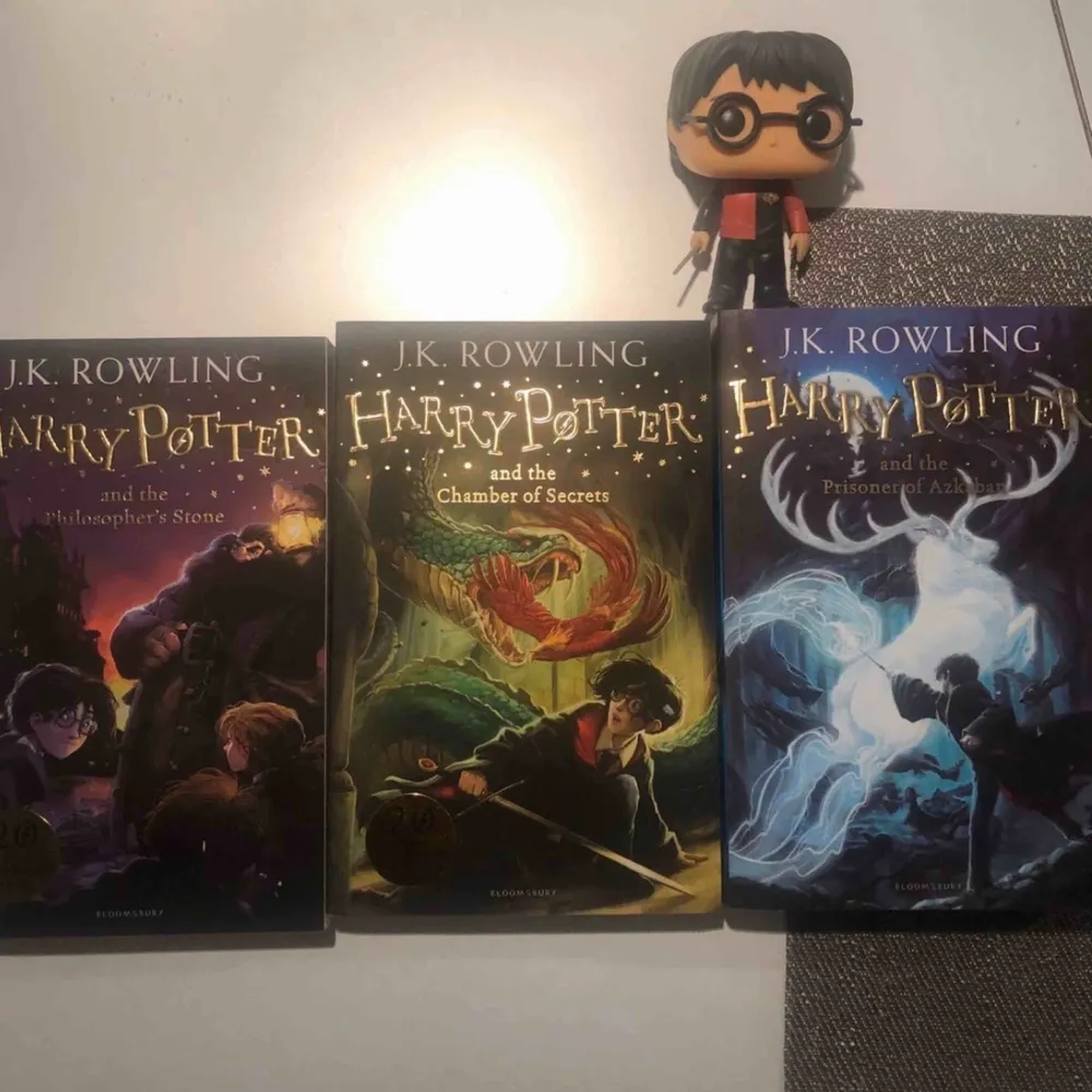 Säljer 3 Harry Potter böcker, helt olästa, köpta i England och är därför på engelska. Prislapparna sitter kvar på baksidan (8 pund styck). Säljer dem tre tillsammans för 150kr. Övrigt.