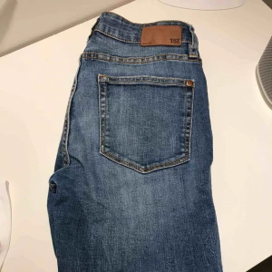  - Säljer dom här jeansen från lager 157 då dom är för små. Det är storlek S i jeansen men skulle nog säga att dom är mer som xxs-xs. Kan mätas upp i Norrtälje. Frakt tillkommer.💖