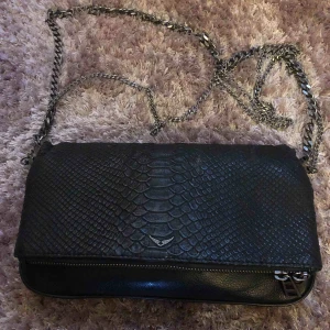  - Säljer min Zadig rock savage väska som jag köpt i Zadigs butik för ca 4000kr. Knappt använd och i mycket bra skick!! PRIS GÅR ATT DISKUTERAS