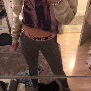  - Säljer ett par gråa gymshark thigts med rosa kant. Självklart äkta, använd ett fåtal gånger. Passar storlek small 