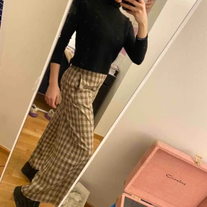  - Finaste byxor! Aldrig använda (prislappen är kvar) har klippt dem eftersom dem var nog för långa på mig (jag är 161). Säljer pga dem passar tyvärr inte mina tröjor