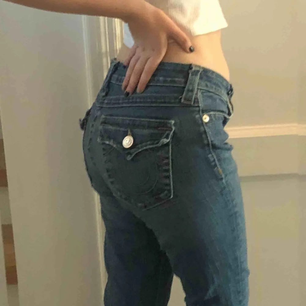 Svincoola Y2k jeans från true religion! Väldigt små i storleken så passar mer en 26/27. De är lite stora på mig som har 25. Om flera är intresserade blir det budgivning och utgångspriset e 100kr. Köparen står för frakten. Jeans & Byxor.