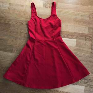 Röd klänning till jul. Ser helt ny ut. Längd ca 82 cm Hämtas i Rissne eller 36 kr i porto