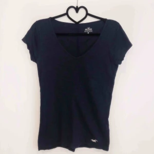  - Basic marinblå T-shirt från Hollister. Använd fåtal gånger! 