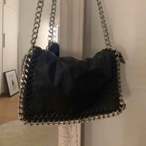  - Tiamo väska i väldigt bra skick! Köpt på scorett & är i den stora modellen. Köparen står för frakt🥰