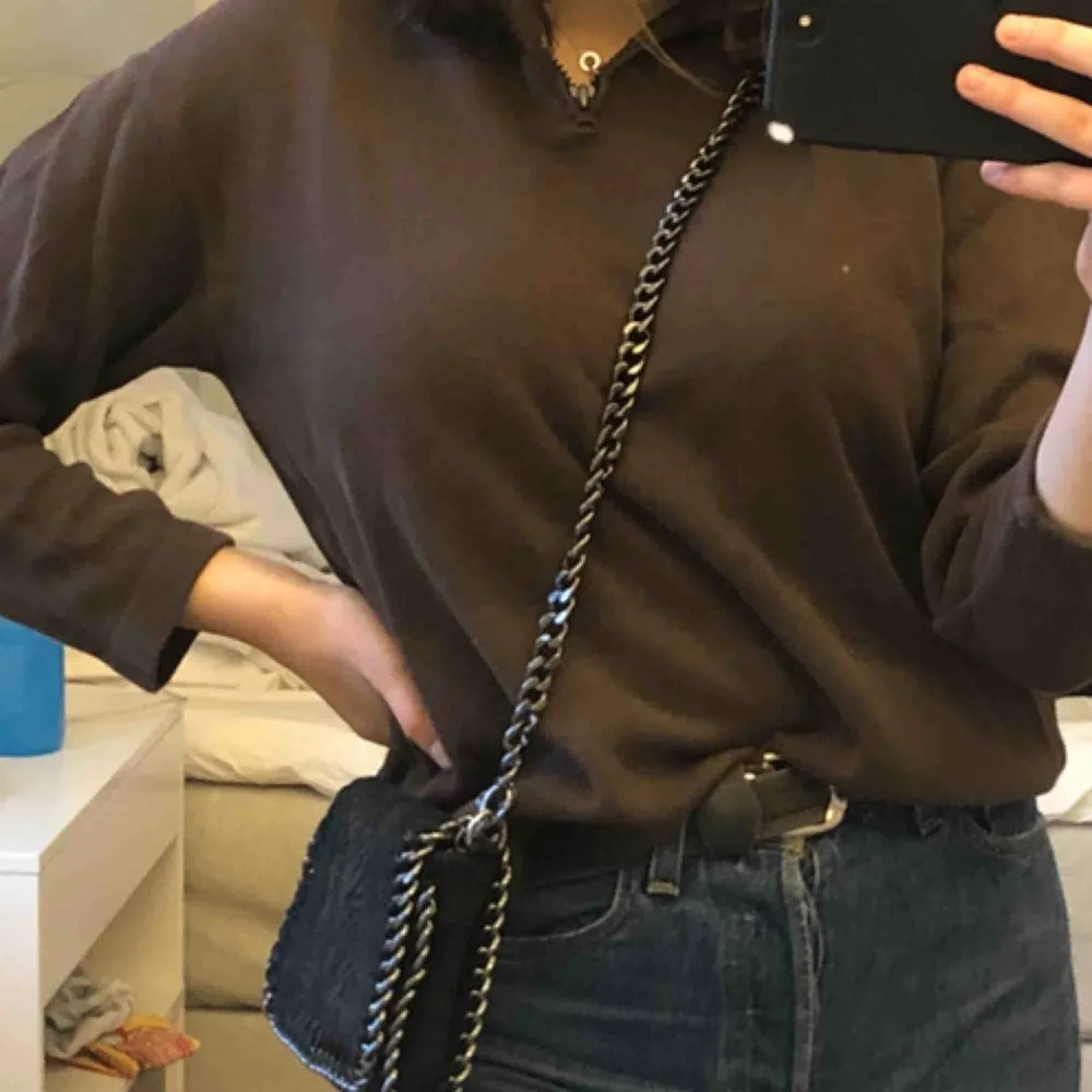 Säljer min bruna Gap zip up stickade sweatshirt. Den är i barn storlek 12-13 år men passar mig fint som är 165 och har vanligtvis S/M på mig. Den är lite kort i armarna och säljer pga detta. Den är dock i toppen skick och lätt att styla med!. Tröjor & Koftor.