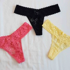  - Tre st helt nya supersöta stringtrosor i spets med liten rosett framtill. Svart, rosa och gula. Storlek XS-S, stretchigt material. 90% Polyamid, 10% elesthan