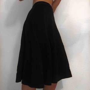 Lång marinblå kjol med svarta detaljer  Helt nytt skick, aldrig använd  Perfekt till sommarn