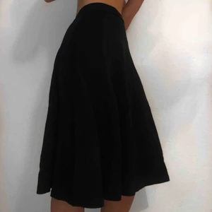  - Lång marinblå kjol med svarta detaljer  Helt nytt skick, aldrig använd  Perfekt till sommarn