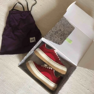  - Säljer mina Eytys Sonic Suede Rosso i strl 38, de är normala i storleken. Nypris 2200kr Dustbag ingår 