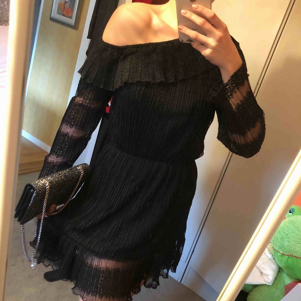 Sååå fin svart spets oneshoulder klänning från Nelly, aldrig använd! 🖤 perfekt skick!. Klänningar.