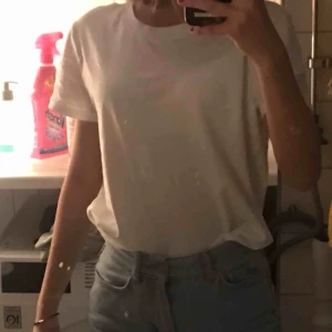  - T-shirt från Zara köpt för två dagar sedan  Använd 1 gång  