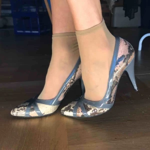  - Supersnygga klackar! Fjällskinns-mönstrade med gråa detaljer! Älskar dom. Dom är i bra skick. Made in Spain.