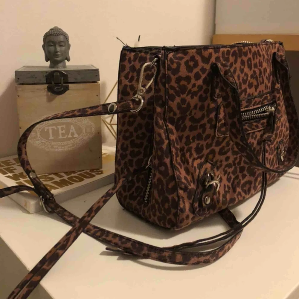 Jättefin leopard mönstrad väska från NLY. Använd ett fåtal gånger. Medelstor. . Väskor.