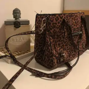 Jättefin leopard mönstrad väska från NLY. Använd ett fåtal gånger. Medelstor. 