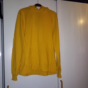  - Gul mysig huvtröja med ficka fram