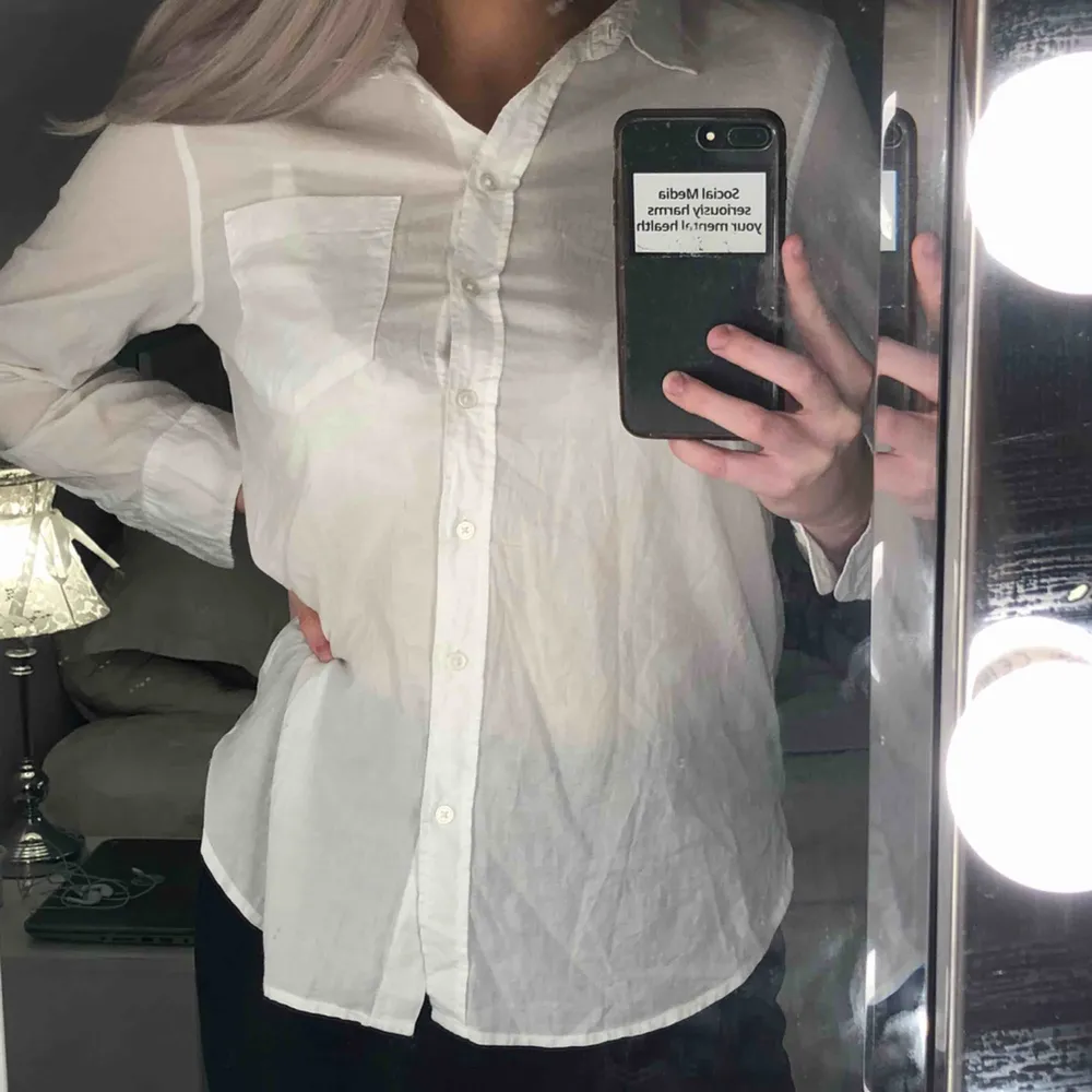 Basic men snygg vit skjorta från H&M, kan bäras som den är eller under andra plagg☺️ Storleken är S och skjortan är i väldigt fint skick. Frakt tillkommer! . Skjortor.