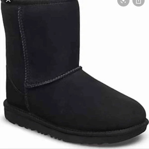  - Jag säljer mina nya höga uggs,fick dem för 3veckor sedan,aldrig använda.Dem köptes nya för 2500kr.Hör av dig om du villa ty jag skickar fler bilder:) 
