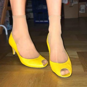  - Guliga, kuliga klackar! I en poppig färg. Bra skick. 