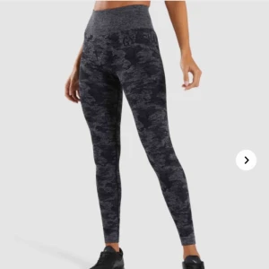  - Gymshark Camo Seamless leggings som är använda sparsamt  Nypris på Gymshark.com- 750kr  Bra skick, typ som nya  Kan mötas upp i Uppsala annars tillkommer frakt  Egna bilder kan skickas om intresse finns