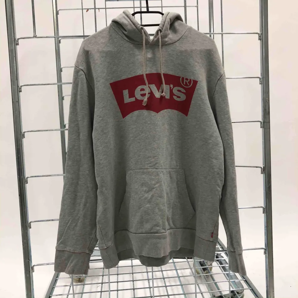 Levis tröja i storlek L.   Priser är fasta, jag svarar ej på prutningar. Följ secondvintagesweden @ instagram för fri frakt . Hoodies.