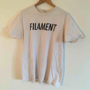 T-shirt  - Liten i storlek, något rödaktig pga tvätt.  Finns för upphämtning i Nyköping , kan även skickas där mottagaren står för frakt 