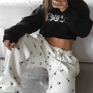  - Ascoola vita mjukisbyxor med små dockor på