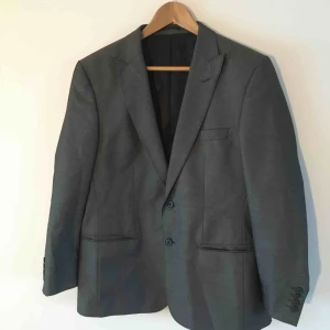  - Kavaj från Dressmann, sparsamt använd. Finns för avhämtning i Örebro, kan även skickas så mottagaren står för frakt. 