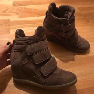  - Bruna skor från Johanssons shoes, storlek 37. Väldigt sköna att gå i även fast det är klack! Obs. det är inte isabel marant skor.