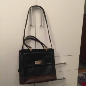  - Kate spade new york väskan köpt i USA. 