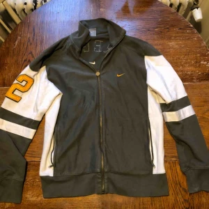  - Vintage Nike - Large - 300 SEK - väl använd med några fläckar som syns om man granskar noga #forsale #secondhand #uppsala #streetstyle