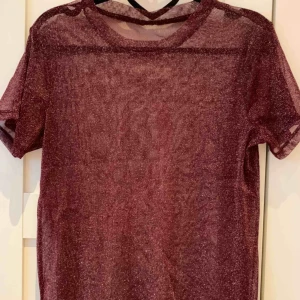  - Genomskinlig glittrig vinröd topp. Använd en gång men kappe bortklippta. Rak i passform.