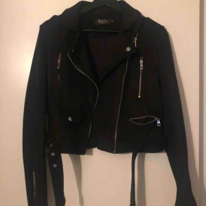  - Jacka i strechigt material.  Använd fåtal gånger.  Storlek M   Köparen står för frakten. 