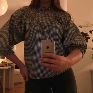  - En super söt mönstrad blus med lite ballong armar från zara. Köpte den för typ 1 månad sedan och har aldrig använt den💕
