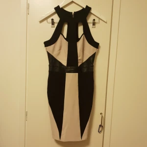  - Använd 1 gång. Klänning från LIPSY Nypris 999 kr. Otroligt fint material